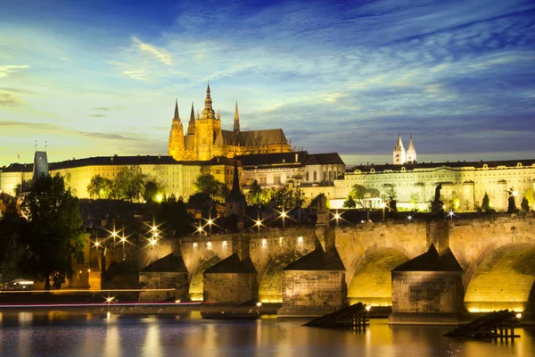 Prag Çek Cumhuriyeti Için Vltava Kıyısındaki Vitus Katedrali Charles Köprüsü — Stok fotoğraf