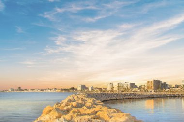 Ana caddenin Kıbrıs'ta Larnaka ve Finikoudes Beach güzel manzara