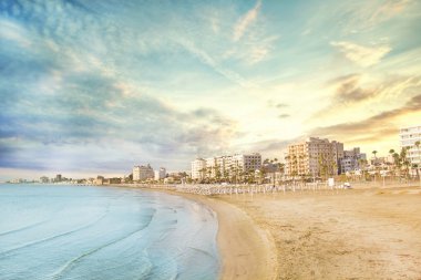 Ana caddenin Kıbrıs'ta Larnaka ve Finikoudes Beach güzel manzara