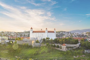 Güneşli bir yaz gününde Bratislava, Slovakya eski kasabasında Tuna kıyısında Bratislava kale güzel görünümü.