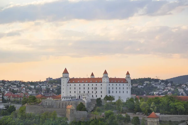 Güneşli bir yaz gününde Bratislava, Slovakya eski kasabasında Tuna kıyısında Bratislava kale güzel görünümü.