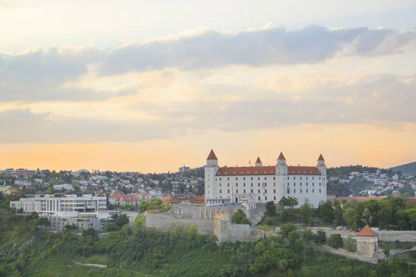 Güneşli bir yaz gününde Bratislava, Slovakya eski kasabasında Tuna kıyısında Bratislava kale güzel görünümü.