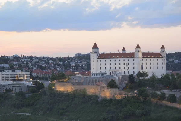 Güneşli bir yaz gününde Bratislava, Slovakya eski kasabasında Tuna kıyısında Bratislava kale güzel görünümü.