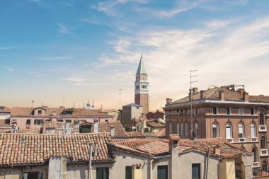 San Marco meydanında Campanile Campanile güzel görünümü ve Venedik, İtalya kiremit çatılar