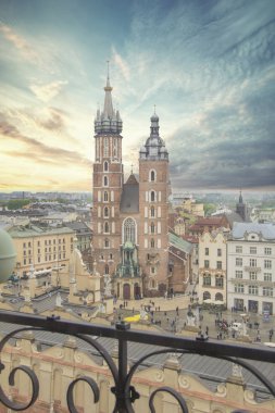Krakow, Polonya'da Kutsanmış Bakire Meryem (St. Mary Kilisesi) Varsayımı Kilisesi'nin güzel görünümü