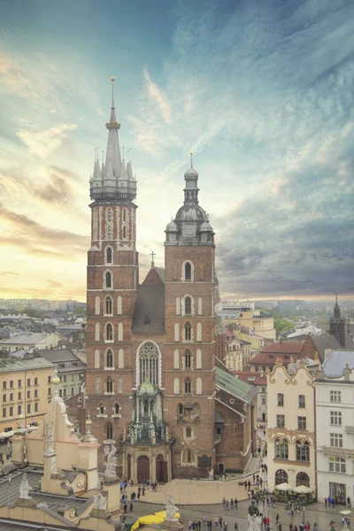 Krakow, Polonya'da Kutsanmış Bakire Meryem (St. Mary Kilisesi) Varsayımı Kilisesi'nin güzel görünümü