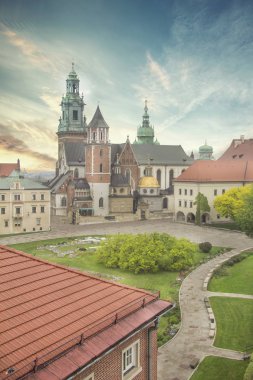 Aziz Stanislav ve Wenceslas Katedrali (Wawel Katedrali) ve Krakow, Polonya Kraliyet Kalesi güzel görünümü
