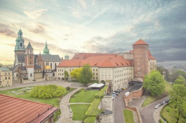 Aziz Stanislav ve Wenceslas Katedrali (Wawel Katedrali) ve Krakow, Polonya Kraliyet Kalesi güzel görünümü