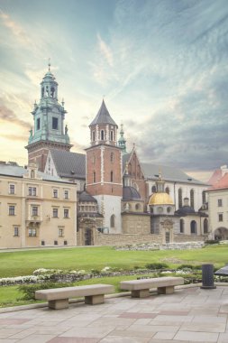Aziz Stanislav ve Wenceslas Katedrali (Wawel Katedrali) ve Krakow, Polonya Kraliyet Kalesi güzel görünümü