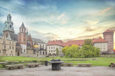 Aziz Stanislav ve Wenceslas Katedrali (Wawel Katedrali) ve Krakow, Polonya Kraliyet Kalesi güzel görünümü