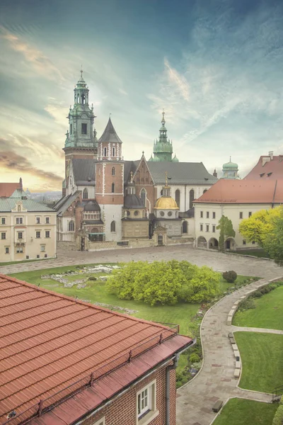 Aziz Stanislav ve Wenceslas Katedrali (Wawel Katedrali) ve Krakow, Polonya Kraliyet Kalesi güzel görünümü