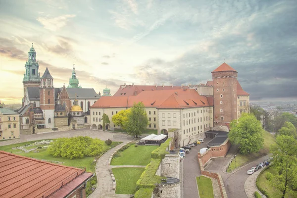 Aziz Stanislav ve Wenceslas Katedrali (Wawel Katedrali) ve Krakow, Polonya Kraliyet Kalesi güzel görünümü