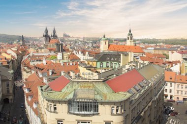 Eski şehir meydanının güzel manzarası, Tyn Kilisesi ve Çek Cumhuriyeti Prag 'daki St. Vitus Katedrali