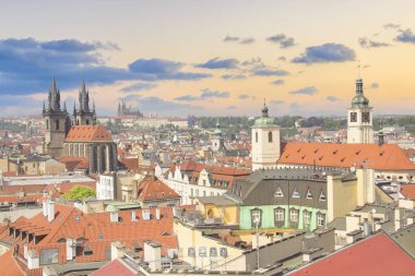 Eski şehir meydanının güzel manzarası, Tyn Kilisesi ve Çek Cumhuriyeti Prag 'daki St. Vitus Katedrali