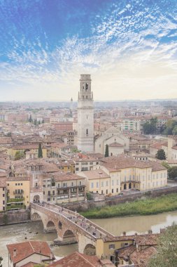 Verona, İtalya'da Adige Nehri kıyısında Lamberti Kulesi ve Ponte Pietra güzel görünümü