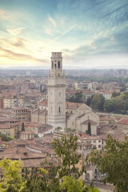 Verona, İtalya'da Adige Nehri kıyısında Lamberti Kulesi ve Ponte Pietra güzel görünümü