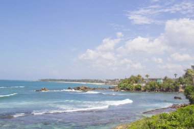 Güneşli bir günde güzel manzara Sri Lanka tropikal plaj