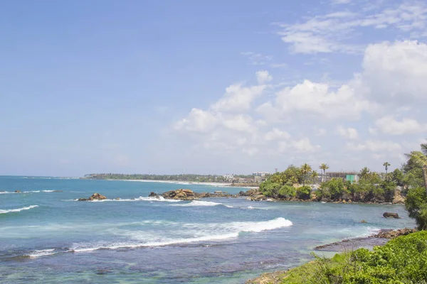 Güneşli bir günde güzel manzara Sri Lanka tropikal plaj