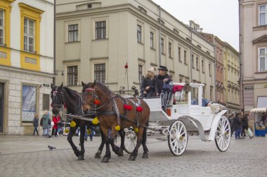 Krakow, Polonya - 24 Mart: 24 Mart 2017 tarihinde Krakow'da Kutsanmış Bakire Meryem (St. Mary Kilisesi) Varsayımı Kilisesi yakınlarında gezi arabası