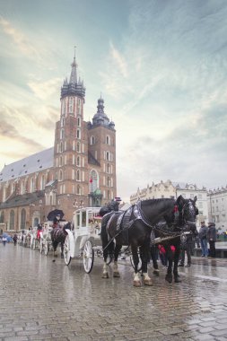 Krakow, Polonya - 24 Mart: 24 Mart 2017 tarihinde Krakow'da Kutsanmış Bakire Meryem (St. Mary Kilisesi) Varsayımı Kilisesi yakınlarında gezi arabası