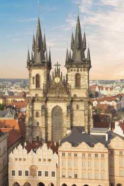 Eski şehir meydanının güzel manzarası ve Çek Cumhuriyeti Prag 'daki Tyn Kilisesi