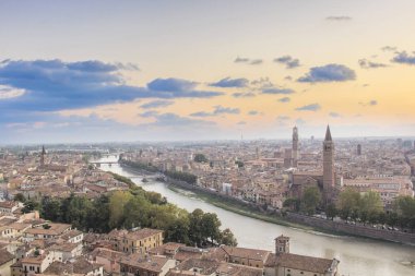Güzel manzara, Verona ve Lamberti kule üzerinde Verona, İtalya Adige Nehri Panoraması