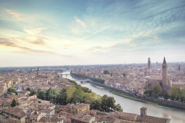 Güzel manzara, Verona ve Lamberti kule üzerinde Verona, İtalya Adige Nehri Panoraması