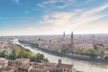 Güzel manzara, Verona ve Lamberti kule üzerinde Verona, İtalya Adige Nehri Panoraması
