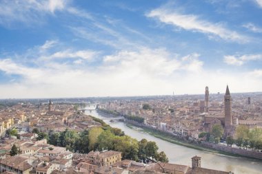 Güzel manzara, Verona ve Lamberti kule üzerinde Verona, İtalya Adige Nehri Panoraması