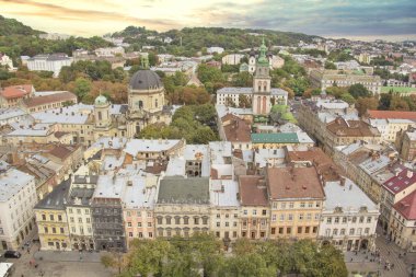 Dominik Katedrali, varsayım kilise ve tarihi merkezi Lviv, Ukrayna, güneşli bir günde güzel manzara