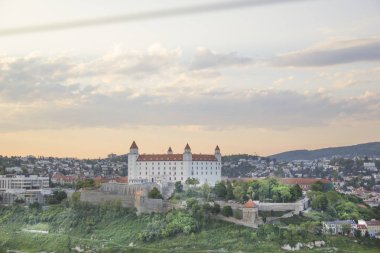 Güneşli bir yaz gününde Bratislava, Slovakya eski kasabasında Tuna kıyısında Bratislava kale güzel görünümü
