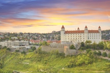 Güneşli bir yaz gününde Bratislava, Slovakya eski kasabasında Tuna kıyısında Bratislava kale güzel görünümü