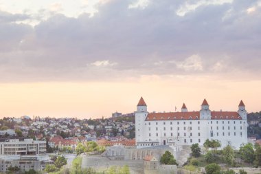 Güneşli bir yaz gününde Bratislava, Slovakya eski kasabasında Tuna kıyısında Bratislava kale güzel görünümü