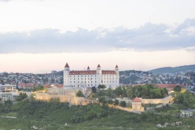 Güneşli bir yaz gününde Bratislava, Slovakya eski kasabasında Tuna kıyısında Bratislava kale güzel görünümü