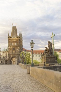 Çek Cumhuriyeti Prag 'da şafak vakti Eski Charles Köprüsü' nün güzel manzarası