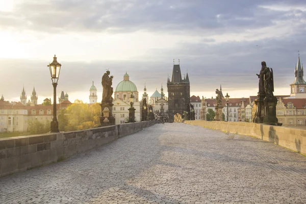 Vacker Utsikt Över Old Town Tower Charles Bridge Gryningen Prag — Stockfoto