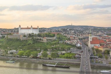 Güneşli bir yaz gününde Bratislava, Slovakya eski kasabasında Tuna kıyısında Bratislava kale güzel görünümü