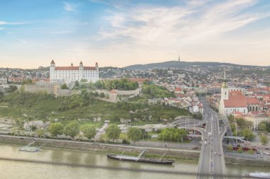 Güneşli bir yaz gününde Bratislava, Slovakya eski kasabasında Tuna kıyısında Bratislava kale güzel görünümü