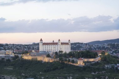 Güneşli bir yaz gününde Bratislava, Slovakya eski kasabasında Tuna kıyısında Bratislava kale güzel görünümü