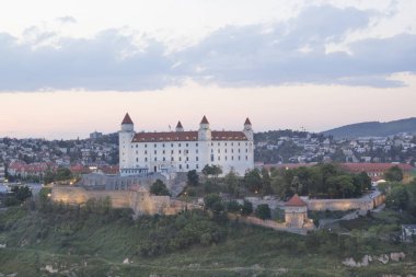 Güneşli bir yaz gününde Bratislava, Slovakya eski kasabasında Tuna kıyısında Bratislava kale güzel görünümü