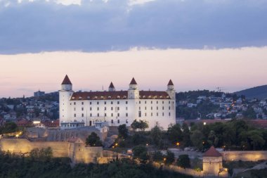 Güneşli bir yaz gününde Bratislava, Slovakya eski kasabasında Tuna kıyısında Bratislava kale güzel görünümü