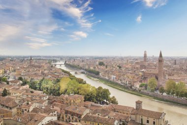 Güzel manzara, Verona ve Lamberti kule üzerinde Verona, İtalya Adige Nehri Panoraması