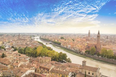 Güzel manzara, Verona ve Lamberti kule üzerinde Verona, İtalya Adige Nehri Panoraması