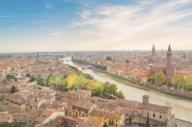 Güzel manzara, Verona ve Lamberti kule üzerinde Verona, İtalya Adige Nehri Panoraması