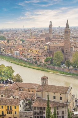 Güzel manzara, Verona ve Lamberti kule üzerinde Verona, İtalya Adige Nehri Panoraması