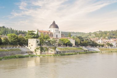 İtalya, Verona 'daki Adige Nehri üzerindeki San Giorgio Kilisesi' nin güzel manzarası.