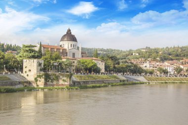 İtalya, Verona 'daki Adige Nehri üzerindeki San Giorgio Kilisesi' nin güzel manzarası.