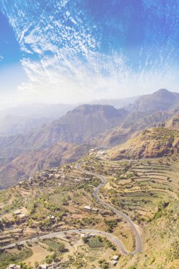 Yemen 'deki dağlarda güzel pirinç terasları manzarası.