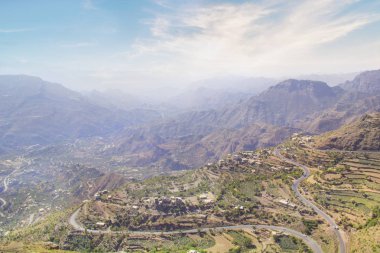 Yemen 'deki dağlarda güzel pirinç terasları manzarası.