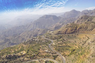 Yemen 'deki dağlarda güzel pirinç terasları manzarası.